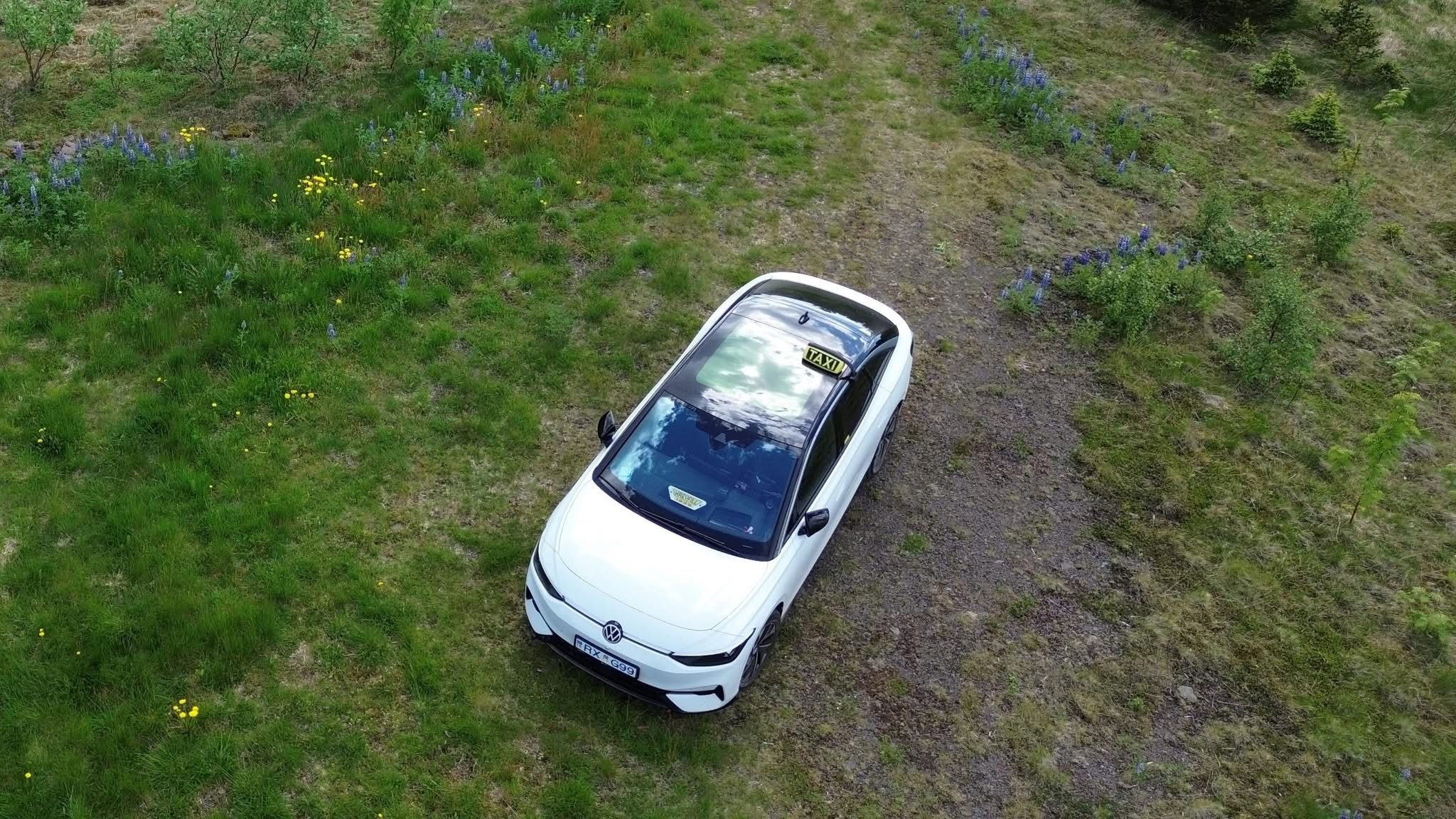 Hvítur Volkswagen ID.7 leigubíll í íslenskri náttúru