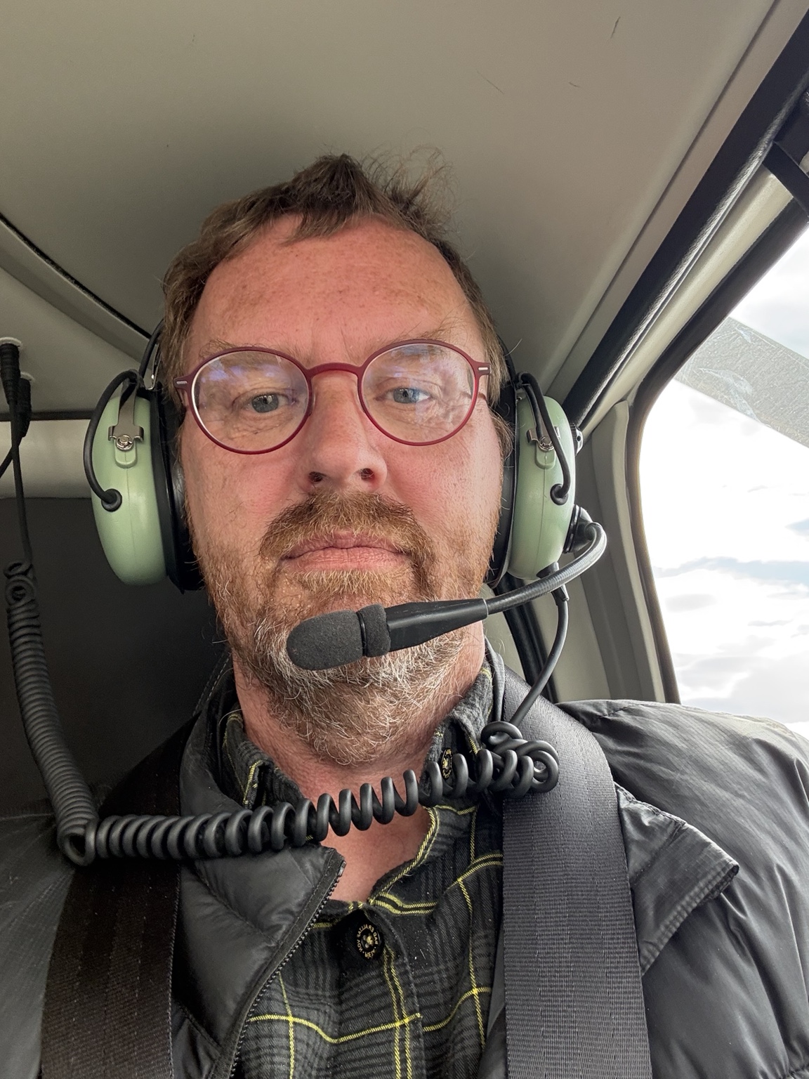 Bjöggi í þyrlu með heyrnartól